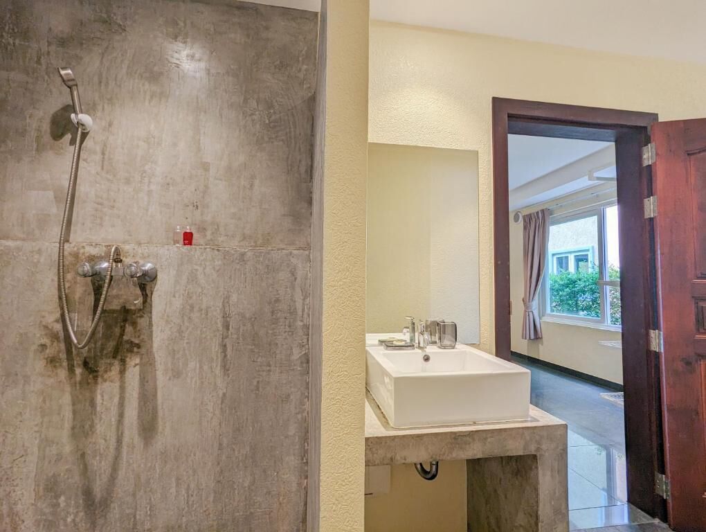 Suihku, ilmaiset hygieniatuotteet, hiustenkuivaaja, pyyhkeet