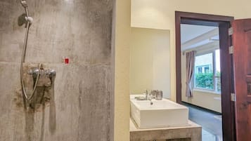 Suihku, ilmaiset hygieniatuotteet, hiustenkuivaaja, pyyhkeet