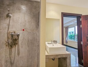 Suihku, ilmaiset hygieniatuotteet, hiustenkuivaaja, pyyhkeet