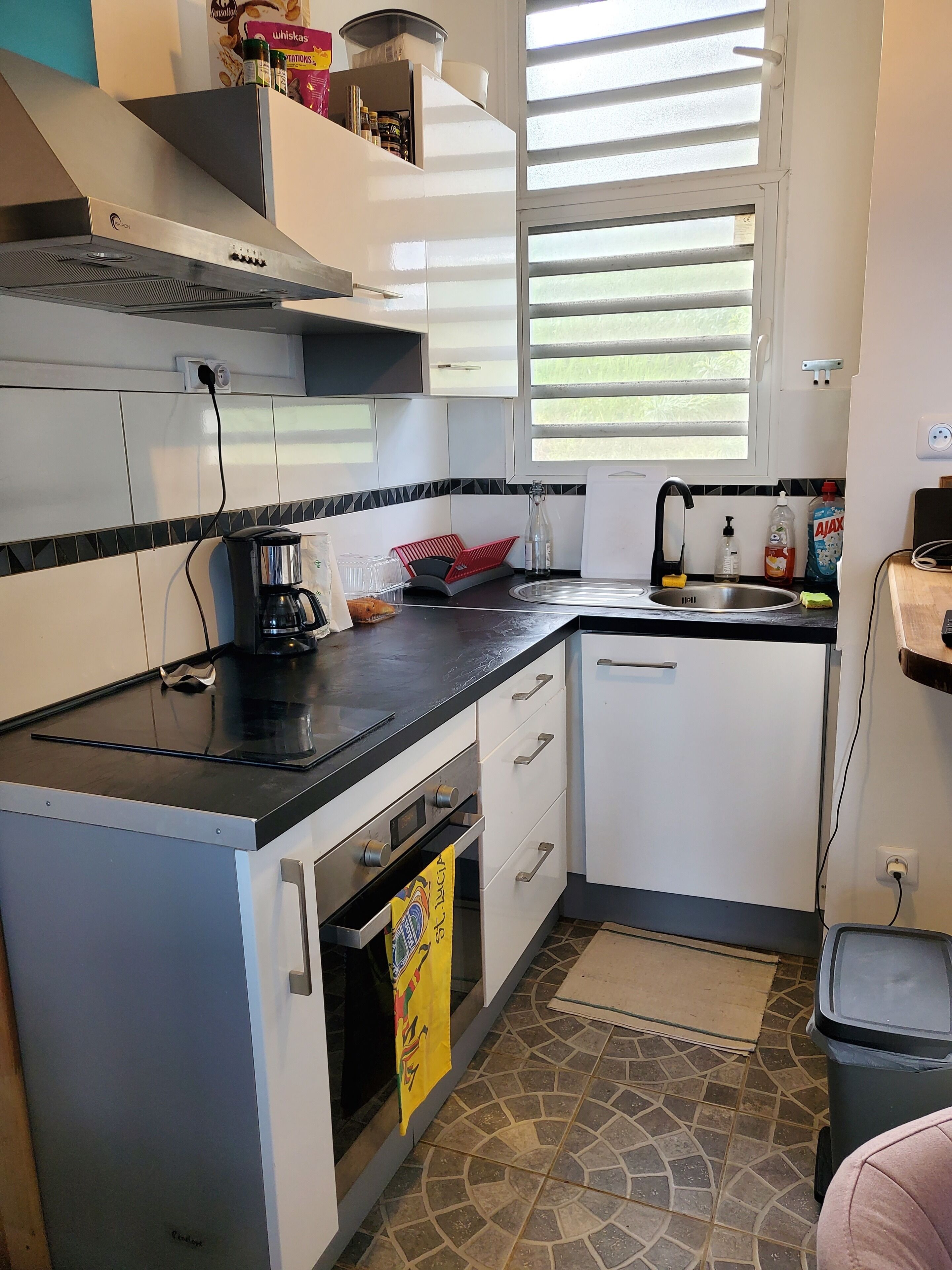 Kühlschrank, Ofen, Herdplatte, Wasserkocher mit Kaffee-/Teezubehör