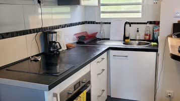 Kühlschrank, Ofen, Herdplatte, Wasserkocher mit Kaffee-/Teezubehör