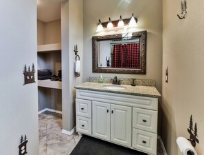 Ducha, secador de pelo y toallas