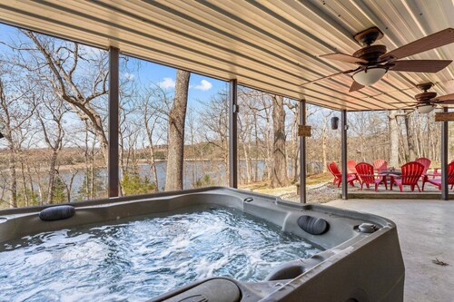 5BR Lakefront Lodge • Sleeps 14 • Hot Tub • Near Thunder Ridge