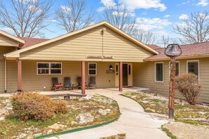 Exterior - Lake Taneycomo Lakefront Lodge on 6 Acres • Sleeps 16• •  Free Group Tickets (Branson)