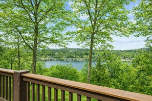 Property grounds - Lake Taneycomo Lakefront Lodge on 6 Acres • Sleeps 16• •  Free Group Tickets (Branson)