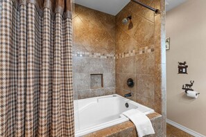 Shower, hair dryer, towels - Lake Taneycomo Lakefront Lodge on 6 Acres • Sleeps 16• •  Free Group Tickets (Branson)