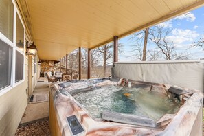 Terrace/patio - Lake Taneycomo Lakefront Lodge on 6 Acres • Sleeps 16• •  Free Group Tickets (Branson)