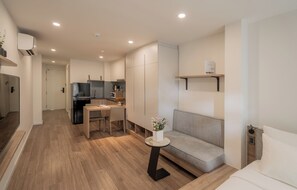 Deluxe Studio, Balcony, City View | Desk, free WiFi - CityHouse - Nest MK (Da Kao)