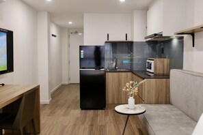 Luxury Studio | Private kitchen | Fridge, microwave, stovetop, cookware/dishes/utensils - CityHouse - Nest MK (Da Kao)