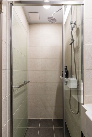 Shower, hair dryer, towels, soap - 용두산공원 뷰 및 바다뷰, 지하철역 2분거리!! 숙소 바로 앞 먹자골목, 국제시장 6분거리!! (Busan)