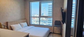 용두산공원 뷰 및 바다뷰, 지하철역 2분거리!! 숙소 바로 앞 먹자골목, 국제시장 6분거리!!