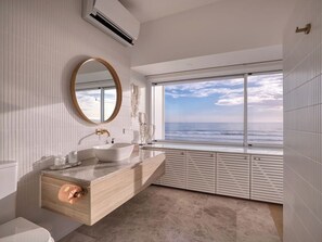 Shower, hair dryer, towels, soap - Luxury Beach Living (Mermaid Beach)