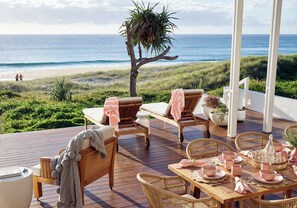 Outdoor dining - Luxury Beach Living (Mermaid Beach)