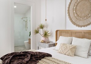4 bedrooms, iron/ironing board, Internet, bed sheets - Luxury Beach Living (Mermaid Beach)