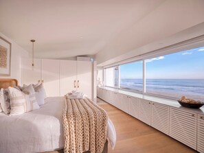 4 bedrooms, iron/ironing board, Internet, bed sheets - Luxury Beach Living (Mermaid Beach)