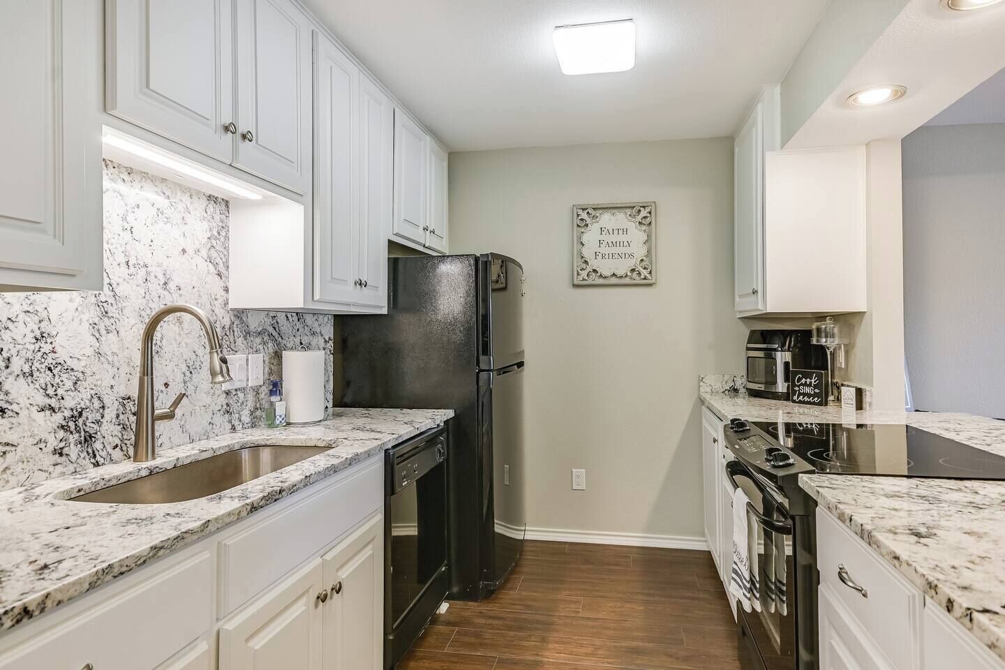 Kylskåp, mikrovågsugn, ugn och spishäll