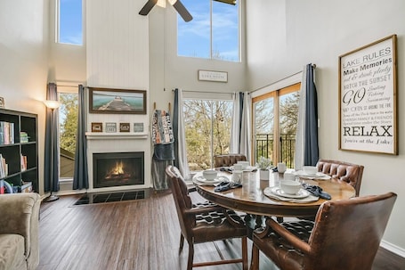 Dining. Lake Life Retreat | Cozy Condo | Sleeps 10