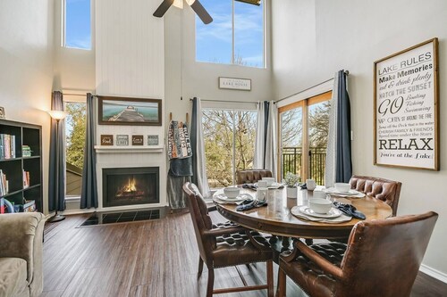Lake Life Retreat | Cozy Condo | Sleeps 10