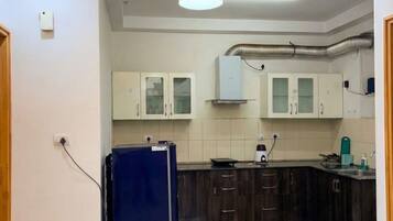 Fridge, cookware/dishes/utensils