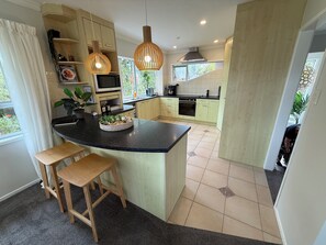 Fridge, microwave, oven, stovetop - Seaside Elegance - Business or Leisure (Waiake)