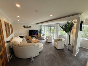 Smart TV, books, stereo, printers - Seaside Elegance - Business or Leisure (Waiake)