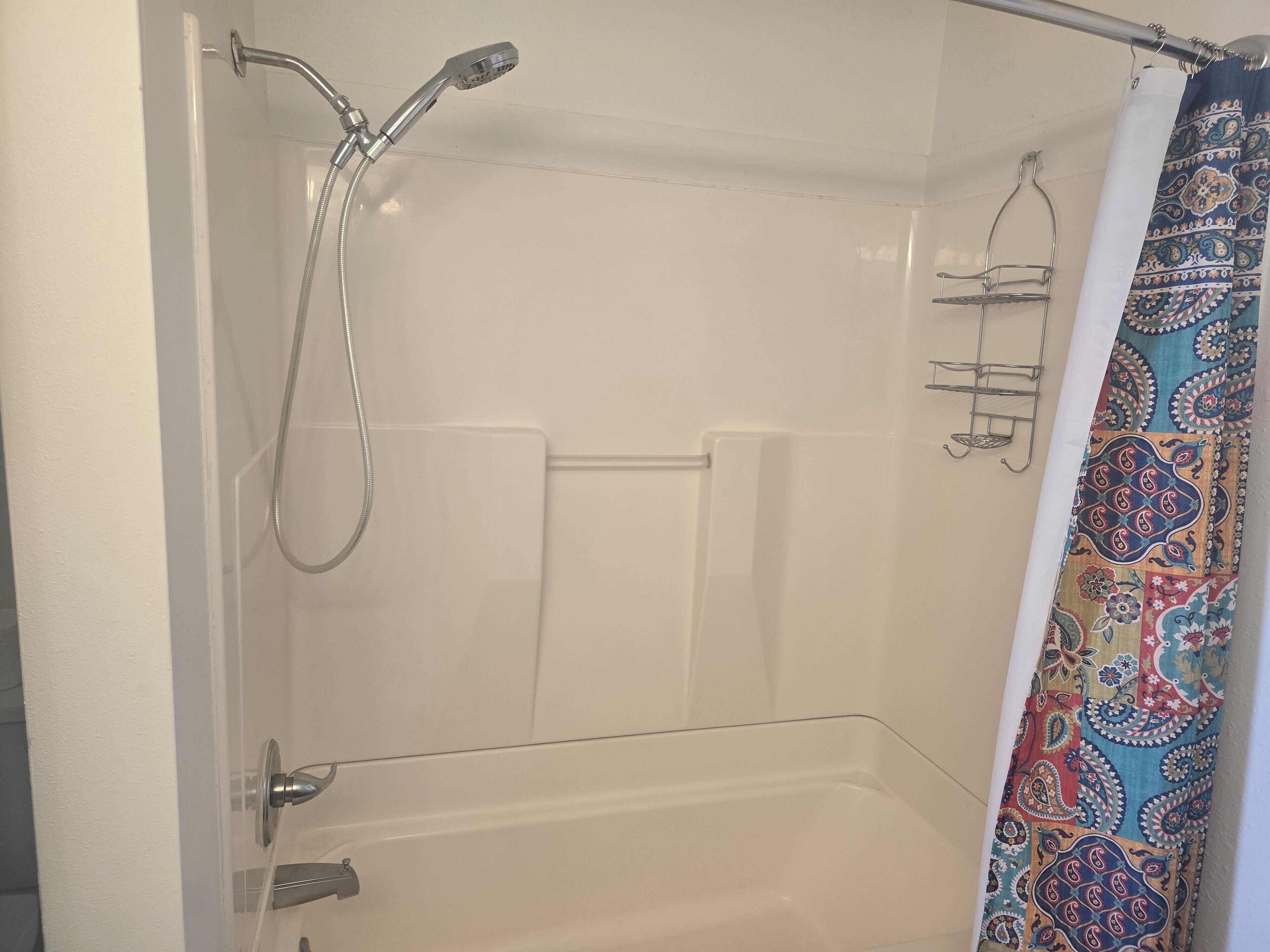 Een haardroger, handdoeken, zeep, toiletpapier