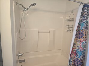 Secador de cabelo, toalhas de banho, sabonete, papel higiênico