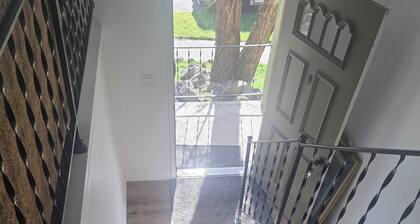 Seren city view retreat with yard and plenty of space for the whole family