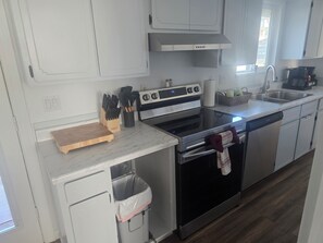 Een microgolfoven, een oven, een kookplaat, een vaatwasser