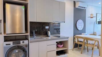 Appartement, 2 chambres, coin cuisine, vue jardin | Cuisine privée | Micro-ondes, plaque de cuisson