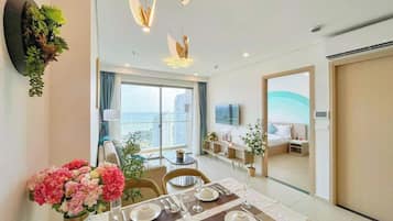 Family Apartment, 3 Bedrooms, Beach View | Interior