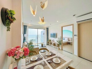 Apartamento família, 3 quartos, vista para a praia | Opções para refeição