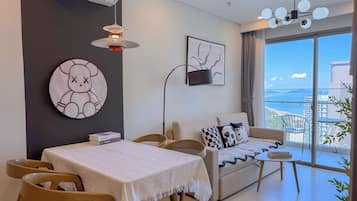 Apartment, 2 Bedrooms, Kitchenette, Garden View | Living area