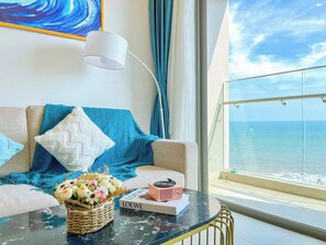 Apartamento família, 3 quartos, vista para a praia | Área de estar