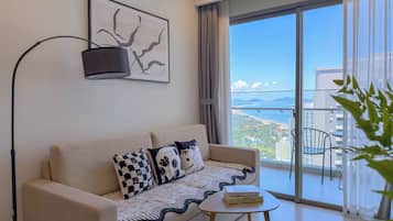 Apartment, 2 Bedrooms, Kitchenette, Garden View | Living area