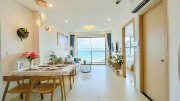 Familienapartment, 3 Schlafzimmer, Strandblick | Speisen