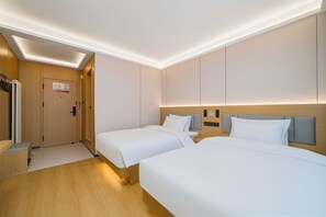 Phòng đôi tiện nghi đơn giản, quang cảnh thành phố | Két bảo mật tại phòng, khu vực làm việc phù hợp cho laptop 