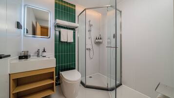 샤워 시설, 헤어드라이어, 슬리퍼, 타월