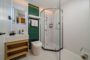 Shower, hair dryer, slippers, towels - yagehuanjujiudian (Beijing)