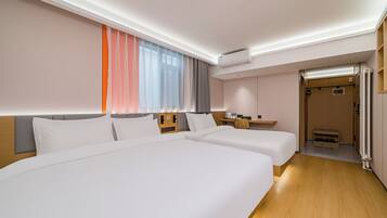 Habitación triple Grand | Caja de seguridad en la habitación y espacio para trabajar con laptop