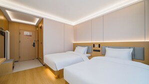 客房內保險箱、筆電工作空間、遮光布/窗簾、隔音