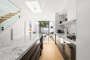Fridge, microwave, oven, stovetop - Bright 2 Bed House in Surry Hills (Surry Hills)