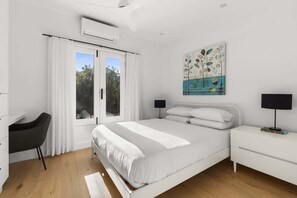 2 bedrooms, desk, iron/ironing board, WiFi - Bright 2 Bed House in Surry Hills (Surry Hills)