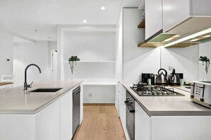 Refrigerador, microondas, horno y parrilla de estufa 