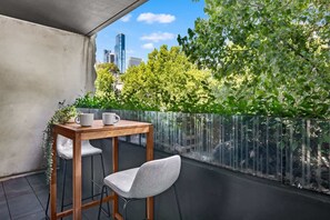 Outdoor dining - Ikebana 1BR | Walk to CBD & Queen Vic Market (West Melbourne)