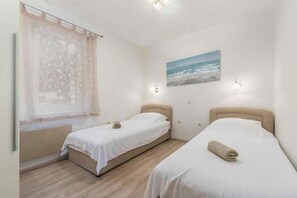 2 bedrooms, WiFi - Holiday apartment with air conditioning and only 30 m from the sea (Novigrad)