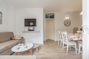 TV - Holiday apartment with air conditioning and only 30 m from the sea (Novigrad)
