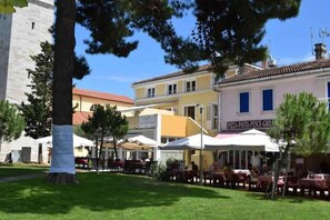 Outdoor dining - Holiday apartment with air conditioning and only 30 m from the sea (Novigrad)