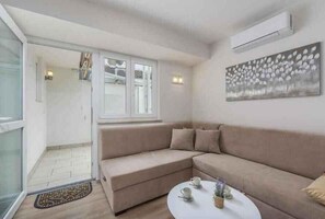 TV - Holiday apartment with air conditioning and only 30 m from the sea (Novigrad)