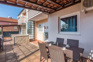 Outdoor dining - Holiday apartment with garden and parking (Novigrad)